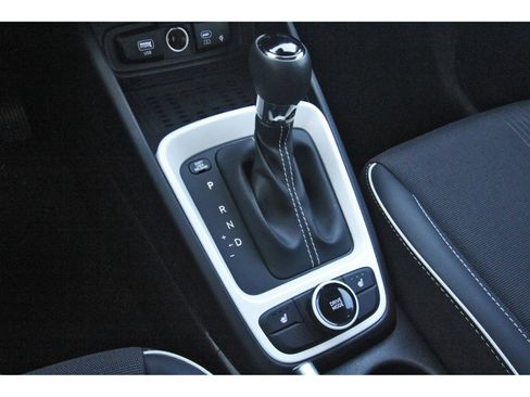 Used 2024 Hyundai Venue Limited FWD image 28