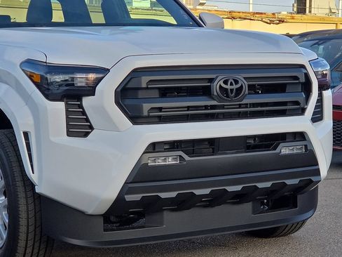 Certified 2026 Toyota Tacoma SR5 AWD/4WD image 9