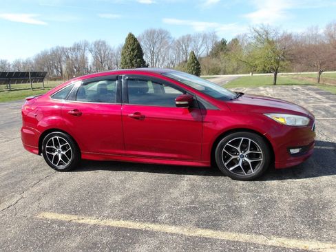Used 2015 Ford Focus SE w/ SE Sport Package image 1