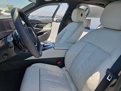 Used 2025 BMW 530i w/ Premium Package RWD image 15