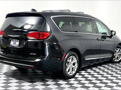 Used 2017 Chrysler Pacifica Limited w/ UConnect Theater Package FWD image 12