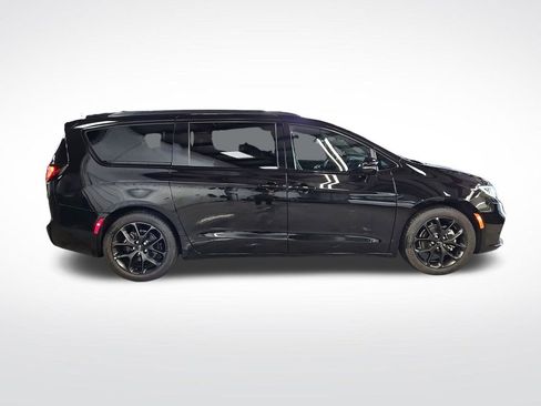 Used 2025 Chrysler Pacifica Limited FWD image 7