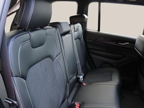 New 2025 Jeep Grand Cherokee Altitude image 18