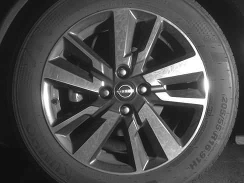 Used 2025 Nissan Versa SV image 12