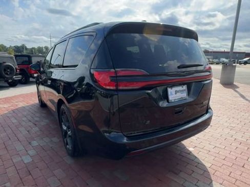 Used 2025 Chrysler Pacifica Limited FWD image 9