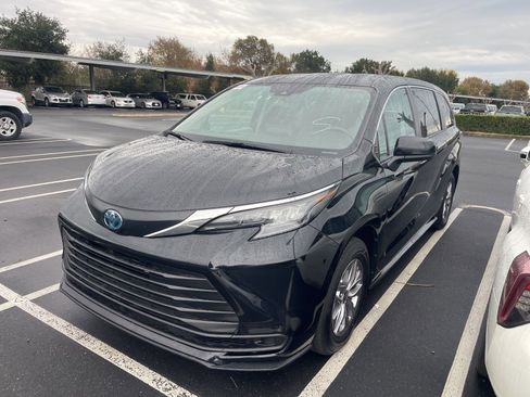 Used 2024 Toyota Sienna LE image 4