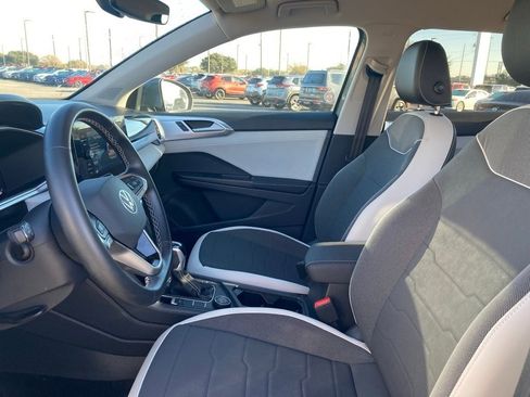 Used 2025 Volkswagen Taos SE image 9