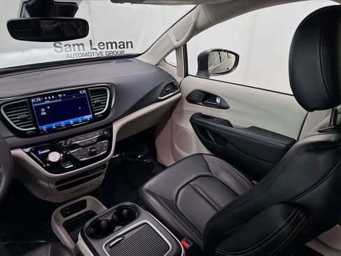 Used 2023 Chrysler Pacifica Touring-L image 21