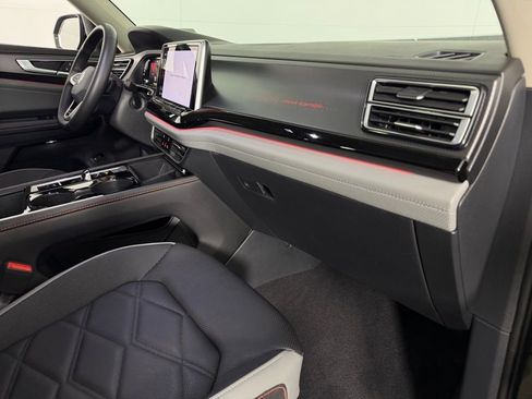 Used 2024 Volkswagen Atlas Peak Edition SE image 31