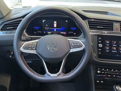 Used 2023 Volkswagen Tiguan SE w/ Panoramic Sunroof Package FWD image 17