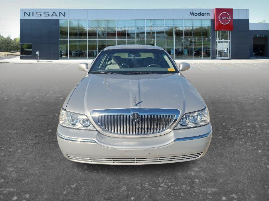 Used 2007 Lincoln Town Car Signature RWD image 2