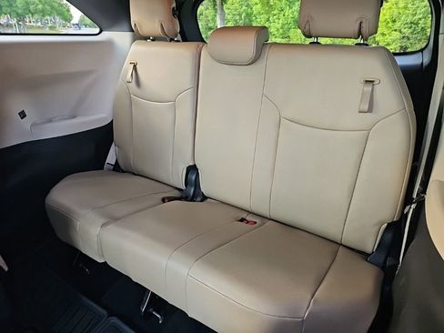 Used 2023 Toyota Sienna XLE FWD image 31