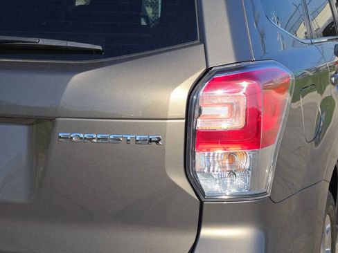 Used 2018 Subaru Forester 2.5i Touring AWD/4WD image 11