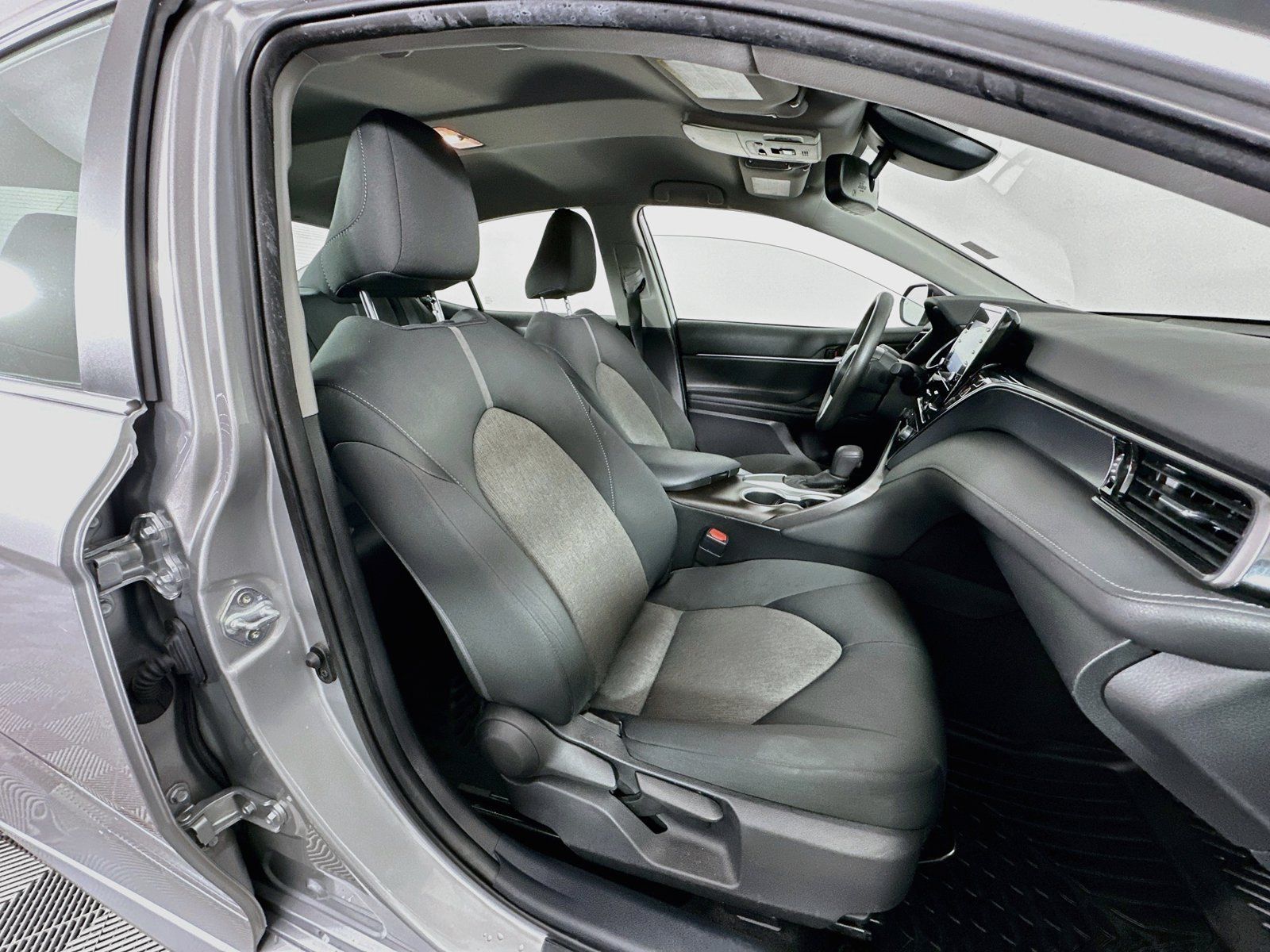 Used 2021 Toyota Camry LE w/ Convenience Package FWD image 27