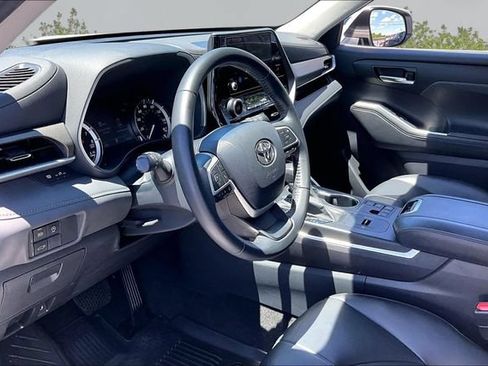 Used 2023 Toyota Highlander XLE FWD image 12