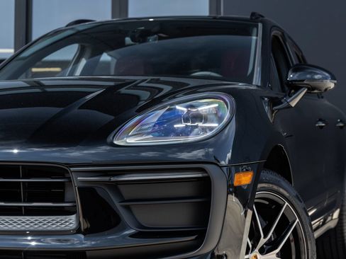 Certified 2025 Porsche Macan AWD/4WD image 18