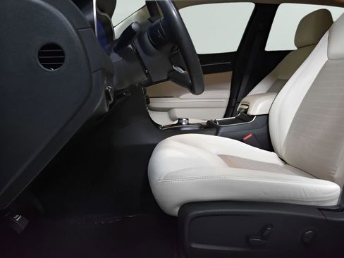 Used 2023 Chrysler 300 Touring w/ Sport Appearance Package image 9