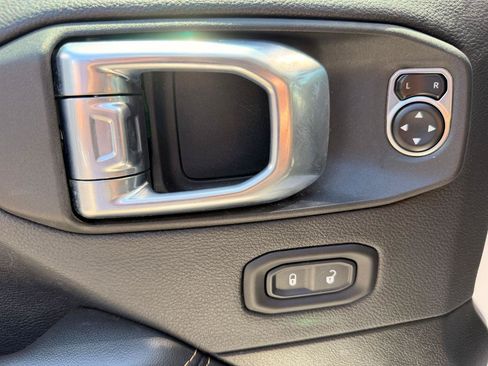 Used 2024 Jeep Wrangler Unlimited Sahara AWD/4WD image 33