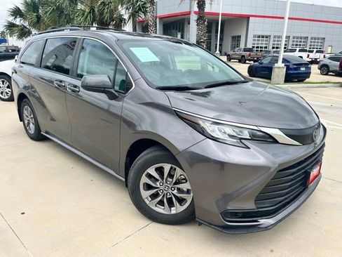Used 2023 Toyota Sienna LE FWD image 1