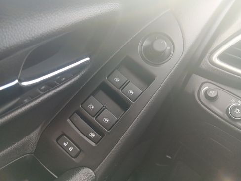 Used 2022 Chevrolet Trax LT w/ LT Convenience Package image 20