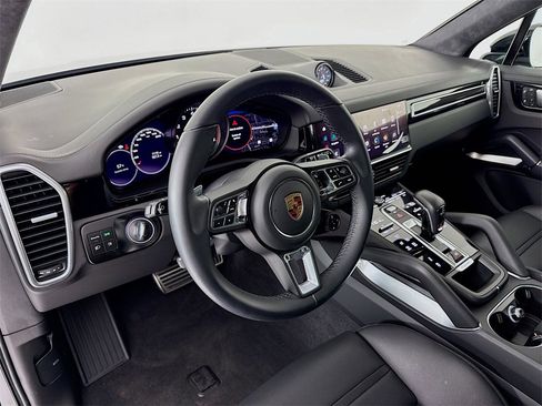Used 2023 Porsche Cayenne Turbo image 4