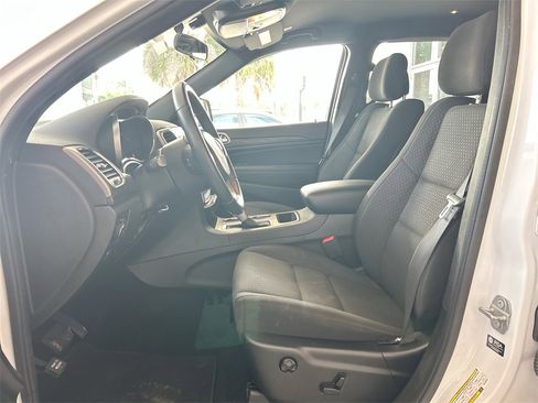 Used 2021 Jeep Grand Cherokee Laredo image 12