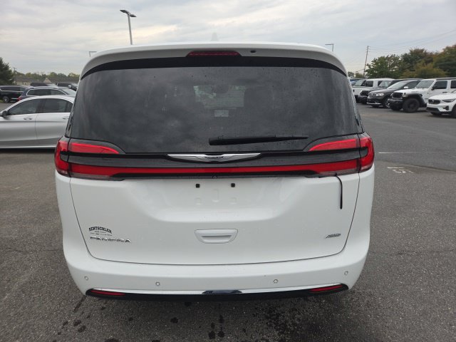 Used 2022 Chrysler Pacifica Touring-L w/ Uconnect Theater Family Group AWD/4WD image 16