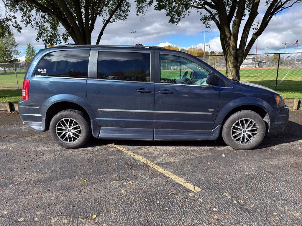 Used 2009 Chrysler Town & Country Touring FWD image 6
