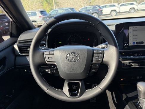 Used 2025 Toyota Camry SE image 18