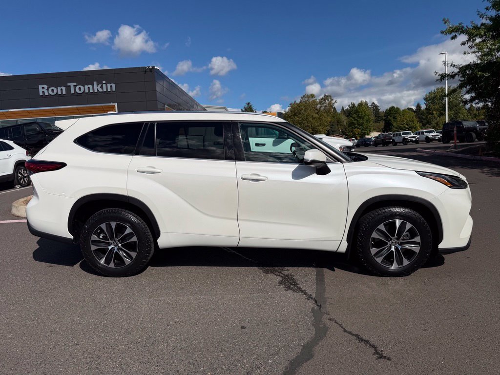 Used 2021 Toyota Highlander XLE AWD/4WD image 8
