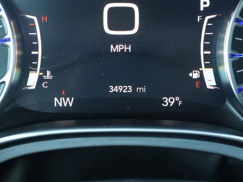 Used 2025 Chrysler Pacifica Limited image 35