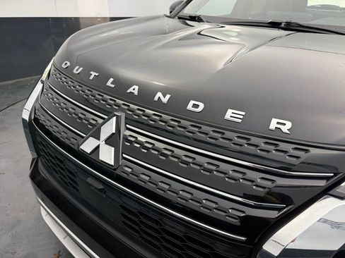 Used 2025 Mitsubishi Outlander SE image 32