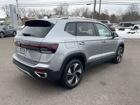 Certified 2025 Volkswagen Taos SE w/ Panoramic Sunroof Package image 4