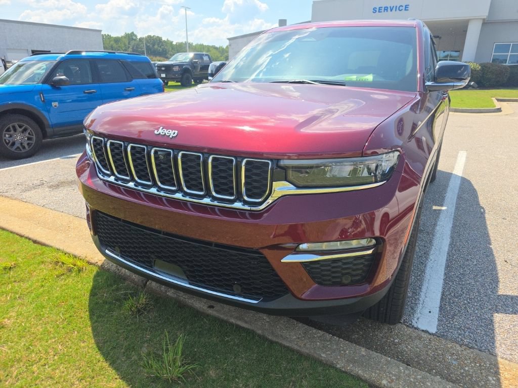 Used 2024 Jeep Grand Cherokee Limited w/ Luxury Tech Group II RWD image 4