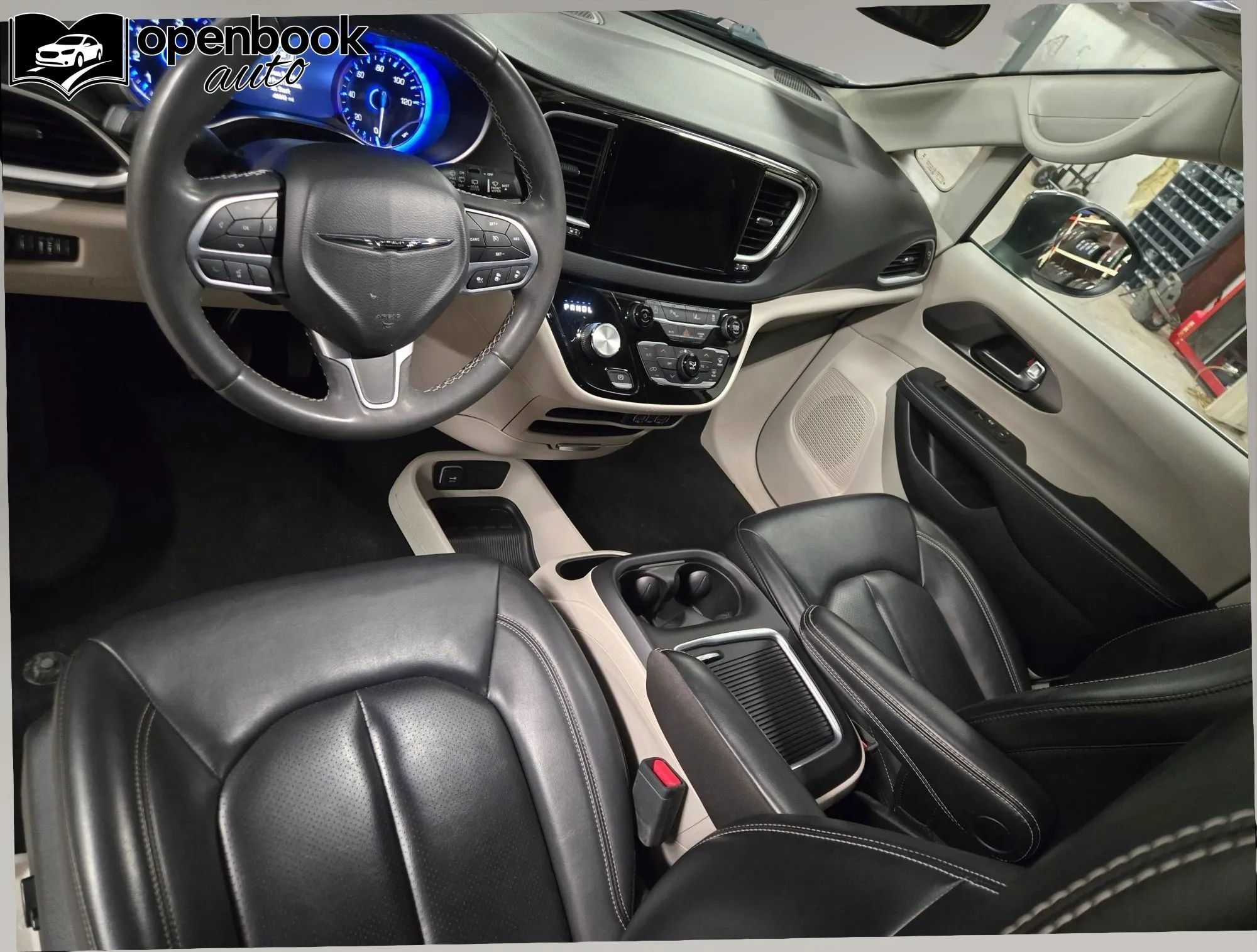 Used 2023 Chrysler Pacifica Touring-L FWD image 9