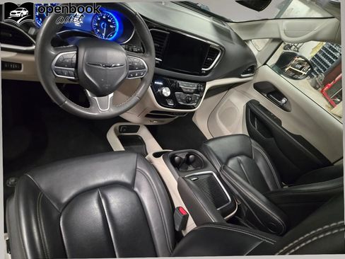 Used 2023 Chrysler Pacifica Touring-L FWD image 9