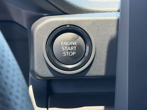 Used 2025 Toyota Tacoma SR5 AWD/4WD image 17