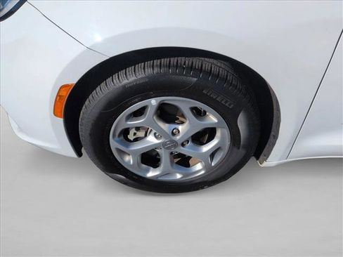 Used 2024 Chrysler Pacifica Limited image 26
