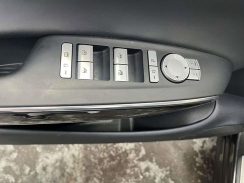 Used 2025 Genesis GV70 2.5T AWD/4WD image 17