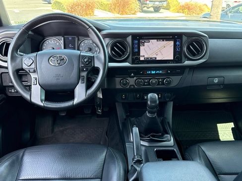 Certified 2019 Toyota Tacoma TRD Off-Road AWD/4WD image 29
