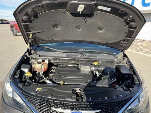 Used 2019 Chrysler Pacifica Touring image 28