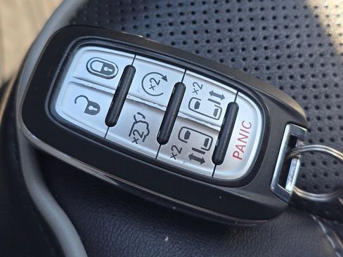 Used 2023 Chrysler Pacifica Limited FWD image 38