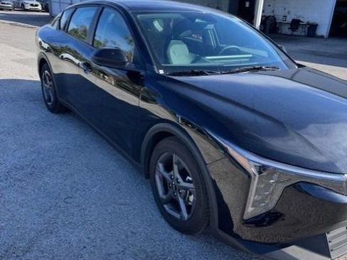 Used 2025 Kia K4 LXS image 2