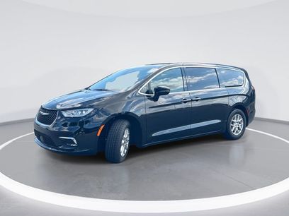 Used 2025 Chrysler Pacifica Select