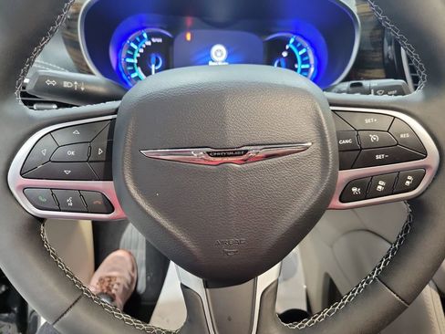 Used 2023 Chrysler Pacifica Limited image 6