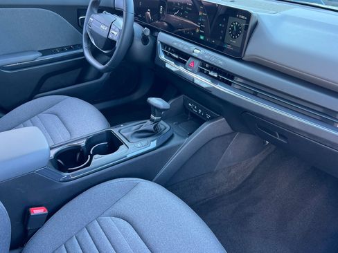 Used 2025 Kia K4 EX image 16