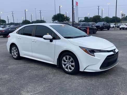 Used 2025 Toyota Corolla LE FWD image 3