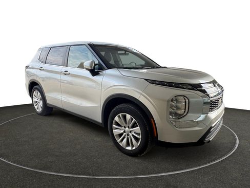 Used 2025 Mitsubishi Outlander ES image 8