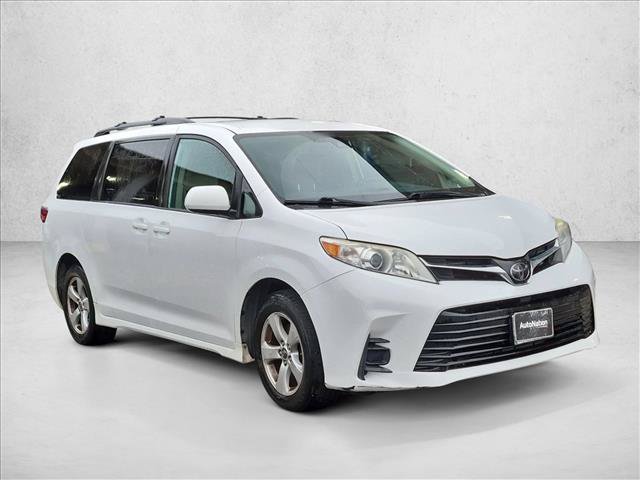 Used 2020 Toyota Sienna LE w/ Carpet Mat Package FWD image 3