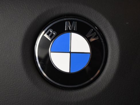 Used 2023 BMW 540i w/ Convenience Package image 39